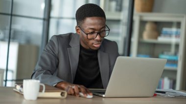 Ofiste bilgisayar kullanan genç adam