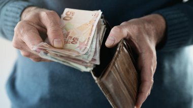 Cüzdanından para yaptırmayı eller