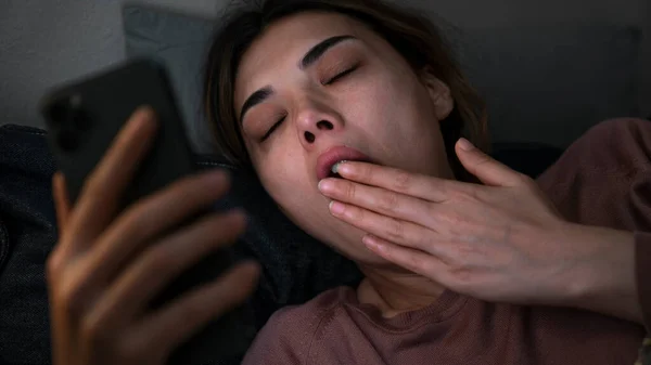 Женщина Мобильного Телефона Время Лежания Кровати Ночью — стоковое фото