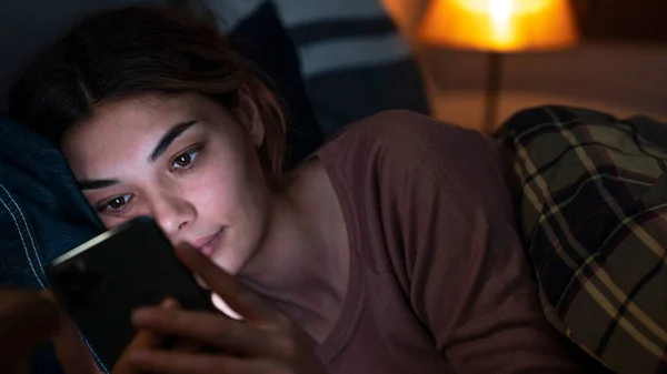 Kvinna Som Använder Mobiltelefon När Hon Ligger Sängen Natten — Stockfoto