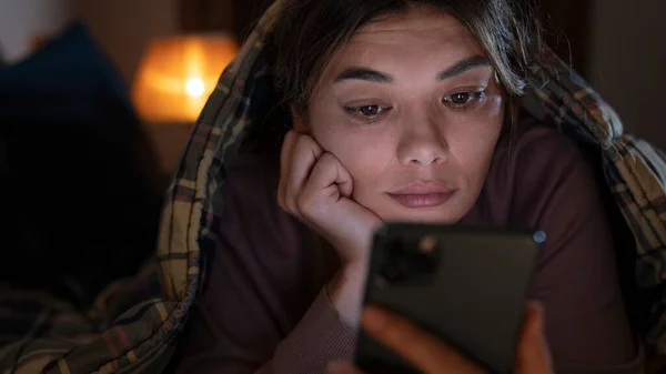 Wanita Menggunakan Ponsel Saat Berbaring Tempat Tidur Malam Hari — Stok Foto