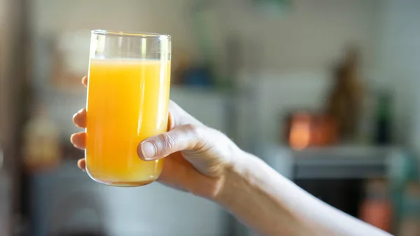 オレンジジュースを飲む若い女性 ストック画像