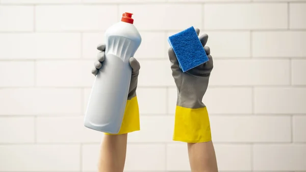 Mãos Luva Segurando Detergente Esponja Levantada — Fotografia de Stock