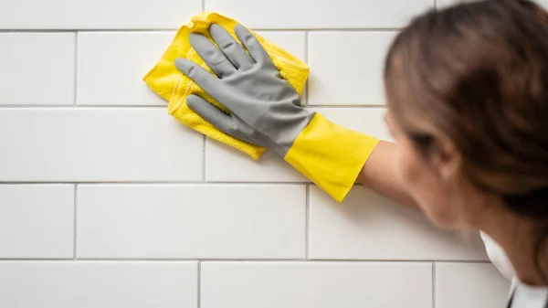 Houseworker Limpa Superfície Com Guardanapo — Fotografia de Stock