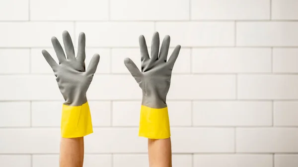 Handen Omhoog Met Beschermende Handschoen Rechtenvrije Stockafbeeldingen