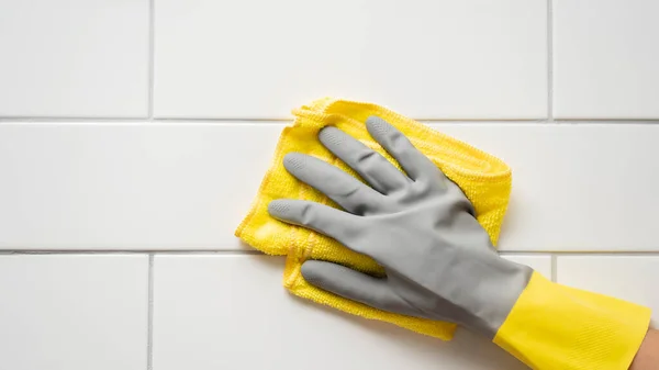 Hausangestellte Wischt Mit Serviette Die Oberfläche Stockbild