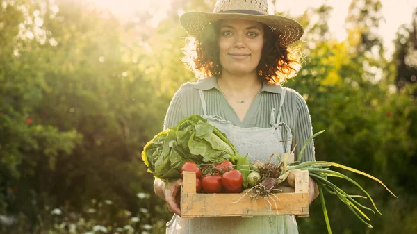 Boerenvrouw Met Groentekrat — Stockfoto