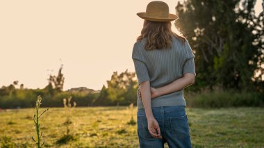 Doğada manzarayı izleyen genç bir kadın