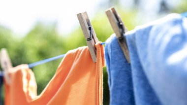 Çamaşır ipinde kurumaya bırakılmış giysiler.
