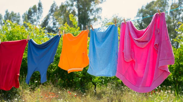 Çamaşır Ipinde Kurumaya Bırakılmış Giysiler — Stok fotoğraf
