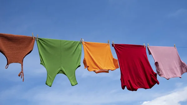 Ρούχα Που Κρέμονται Για Στεγνώσουν Μια Γραμμή Πλυντηρίου — Φωτογραφία Αρχείου