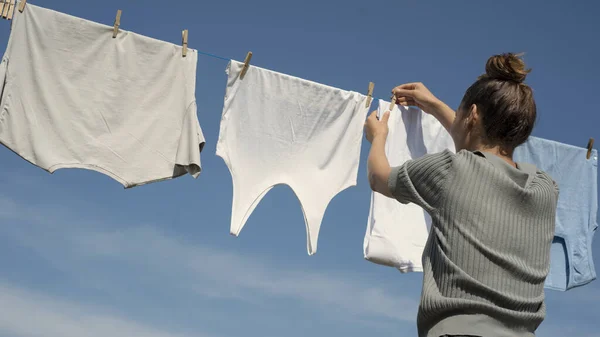 女は洗濯をしている服を着て — ストック写真