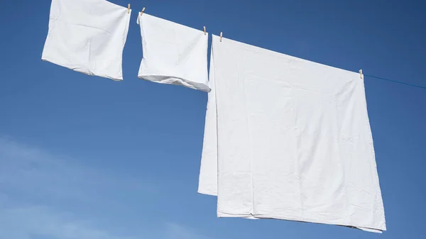 Çamaşır Ipinde Kurumaya Bırakılmış Giysiler — Stok fotoğraf