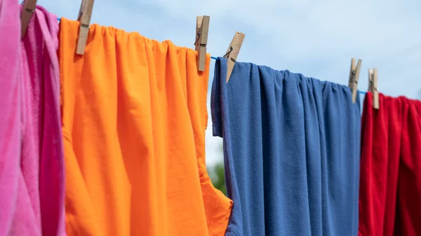 洗濯物を干すために吊るされた服 ロイヤリティフリーのストック写真