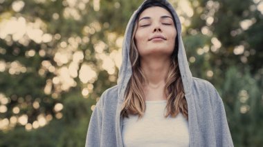 Rahat kadın temiz hava soluyor.