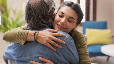 Evde sevgi dolu bir kucaklama.