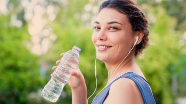 Genç kadın bir şişe su içme