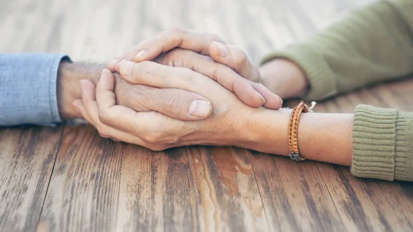 Två Personer Håller Hand Med Medkänsla Och Kärlek Stockbild