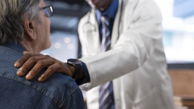 Doktor ve hasta klinikteler.