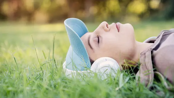 Mujer Escuchando Música Con Auriculares Naturaleza Imágenes De Stock Sin Royalties Gratis