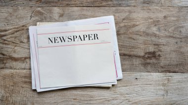 Tahta masadaki gazete.