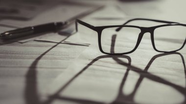 İş, hukuk ve hukuk kavramı masada.