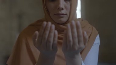 Müslüman kadın camide namaz kılıyor.