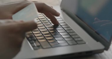 Bilgisayarlı kredi kartıyla online alışveriş