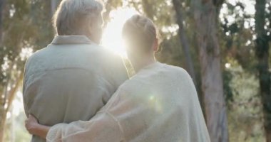 Genç kızın babası sarılma