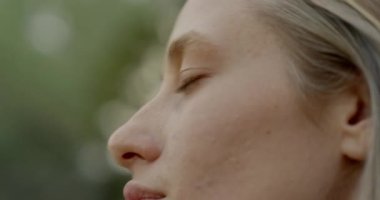 Dışarıda temiz hava soluyan bir kadın.