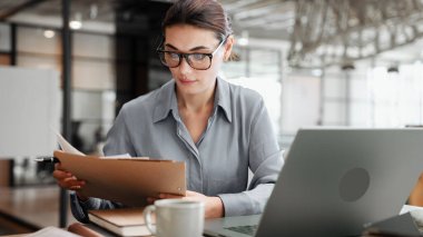 İş kadını ofiste çalışıyor.