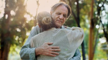 Parkta sevgi dolu kucaklaşmalar.