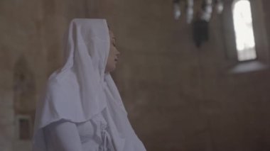 Hem de mescitte ibadet ederek.