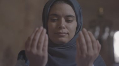 Hem de mescitte ibadet ederek.