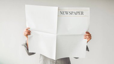 Gazete okuyan kadın, basılı medya