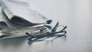 Masadaki gazete konsepti