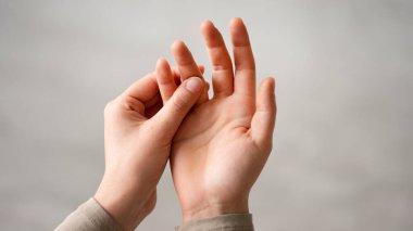 Parmak ekleminde ağrı olan kadın eli