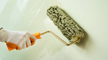 el boyama duvar yeşil renkli