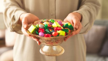 Pek çok renkli ikram, renkli şeker ve çikolata, Ramazan Kareem konsepti