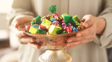 Pek çok renkli ikram, renkli şeker ve çikolata, Ramazan Kareem konsepti