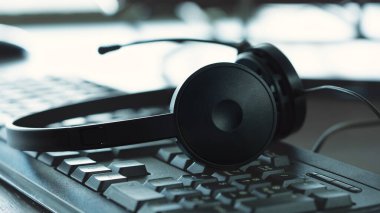 Ofis masasındaki çağrı merkezinin kulaklığını kapat, operasyon işi konsepti