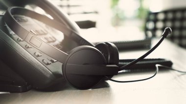 Ofis masasındaki çağrı merkezinin kulaklığını kapat, operasyon işi konsepti