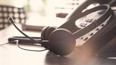 Ofis masasındaki çağrı merkezinin kulaklığını kapat, operasyon işi konsepti