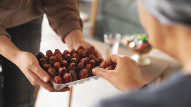 Ramazan boyunca akrabaları ziyaret etmek ve ikramda bulunmak