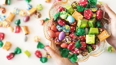 Pek çok renkli ikram, renkli şeker ve çikolata, Ramazan Kareem konsepti