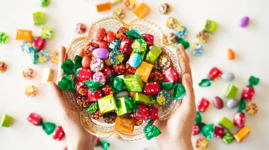 Pek çok renkli ikram, renkli şeker ve çikolata, Ramazan Kareem konsepti