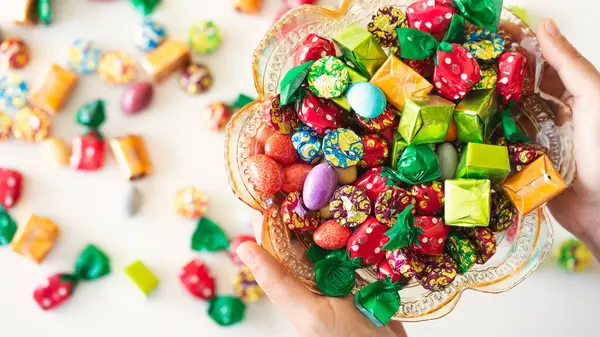 Pek çok renkli ikram, renkli şeker ve çikolata, Ramazan Kareem konsepti