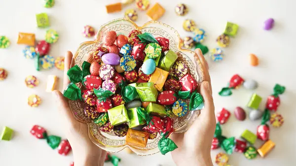 Pek çok renkli ikram, renkli şeker ve çikolata, Ramazan Kareem konsepti