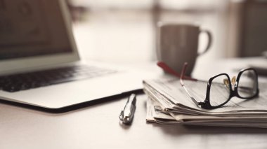 Masadaki gazete konsepti