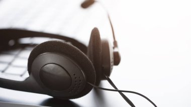 Ofis masasındaki çağrı merkezinin kulaklığını kapat, operasyon işi konsepti